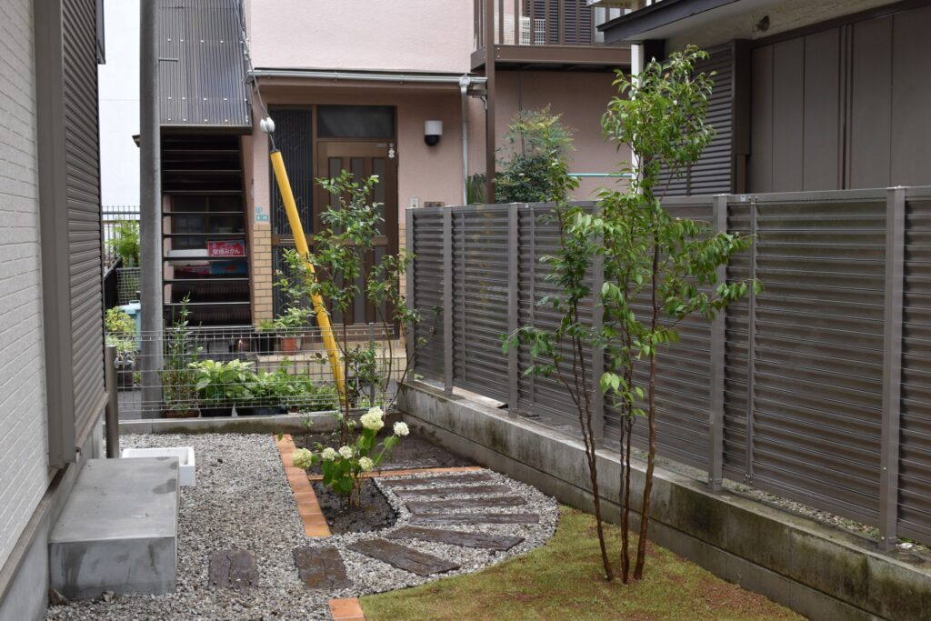 草加市　庭づくり２
